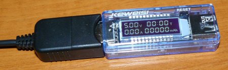 Фото подключенного USB тестера Keweisi KWS-V20